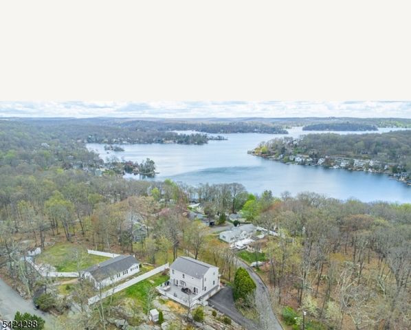 8 Papoose Trl, Hopatcong Boro, NJ 07821