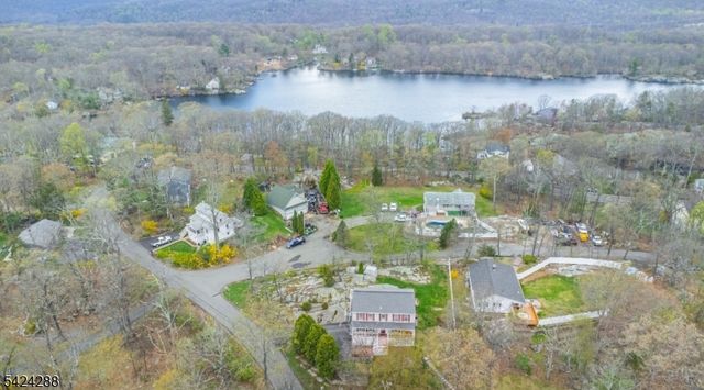 8 Papoose Trl, Hopatcong Boro, NJ 07821