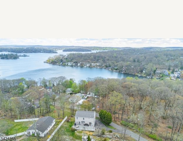 8 Papoose Trl, Hopatcong Boro, NJ 07821
