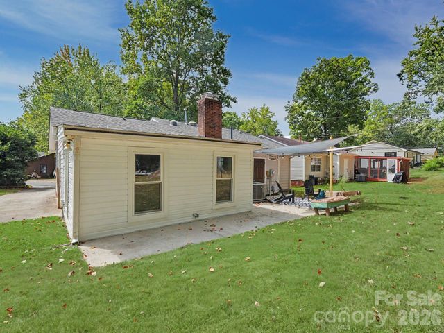 7239 Lockmont Drive, Charlotte, NC 28212