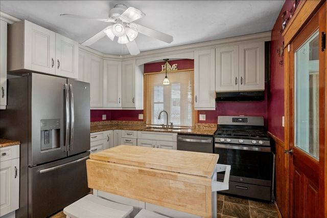 61 School St, Auburn, MA 01501