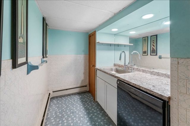 61 School St, Auburn, MA 01501