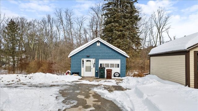 61 School St, Auburn, MA 01501