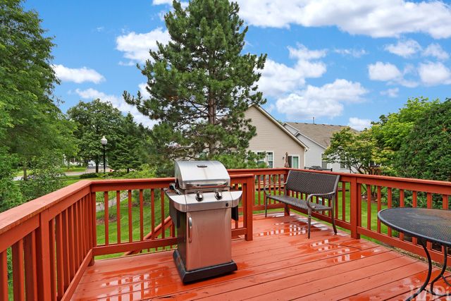 5952 Leeds Road, Hoffman Estates, IL 60192