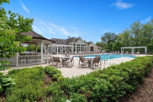 5952 Leeds Road, Hoffman Estates, IL 60192