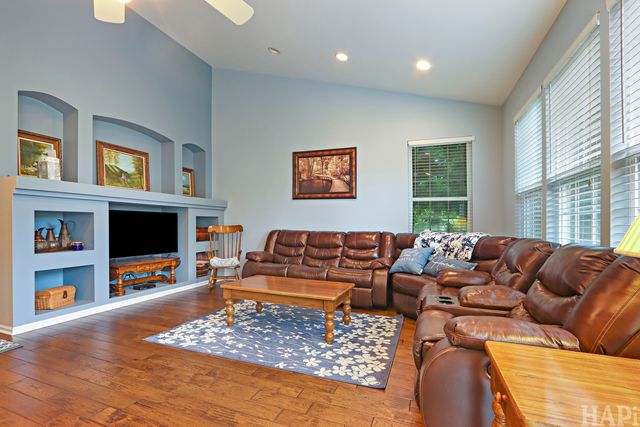 5952 Leeds Road, Hoffman Estates, IL 60192