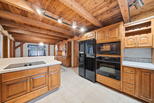 1275 S Nanagosa Trail, Suttons Bay, MI 49682