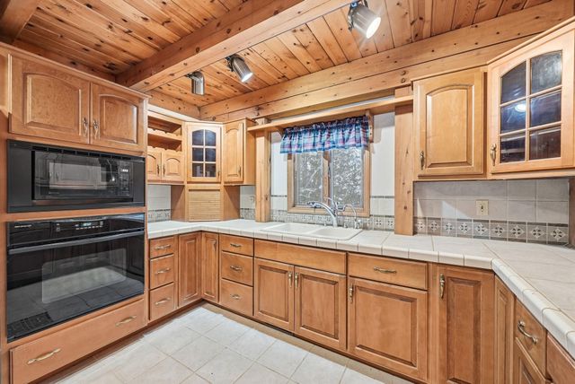 1275 S Nanagosa Trail, Suttons Bay, MI 49682