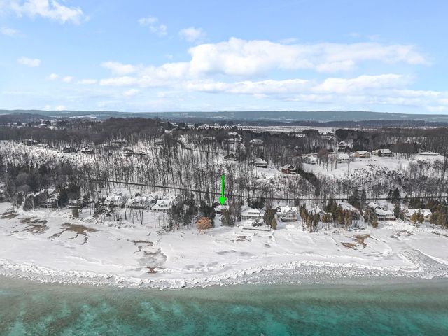 1275 S Nanagosa Trail, Suttons Bay, MI 49682