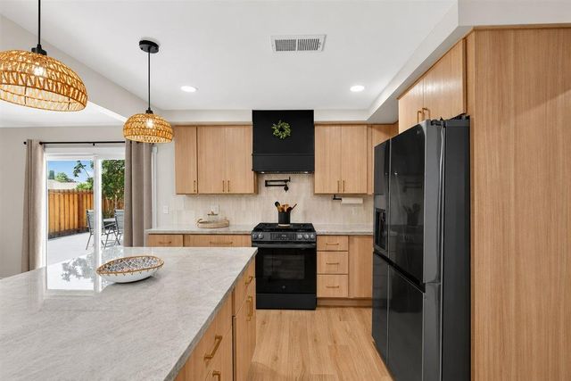 7880 White Tail Way, Sacramento, CA 95823