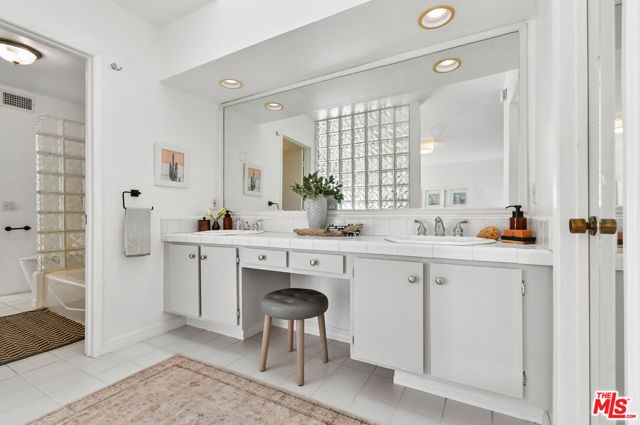 4241 Colfax Avenue J, Los Angeles, CA 91604