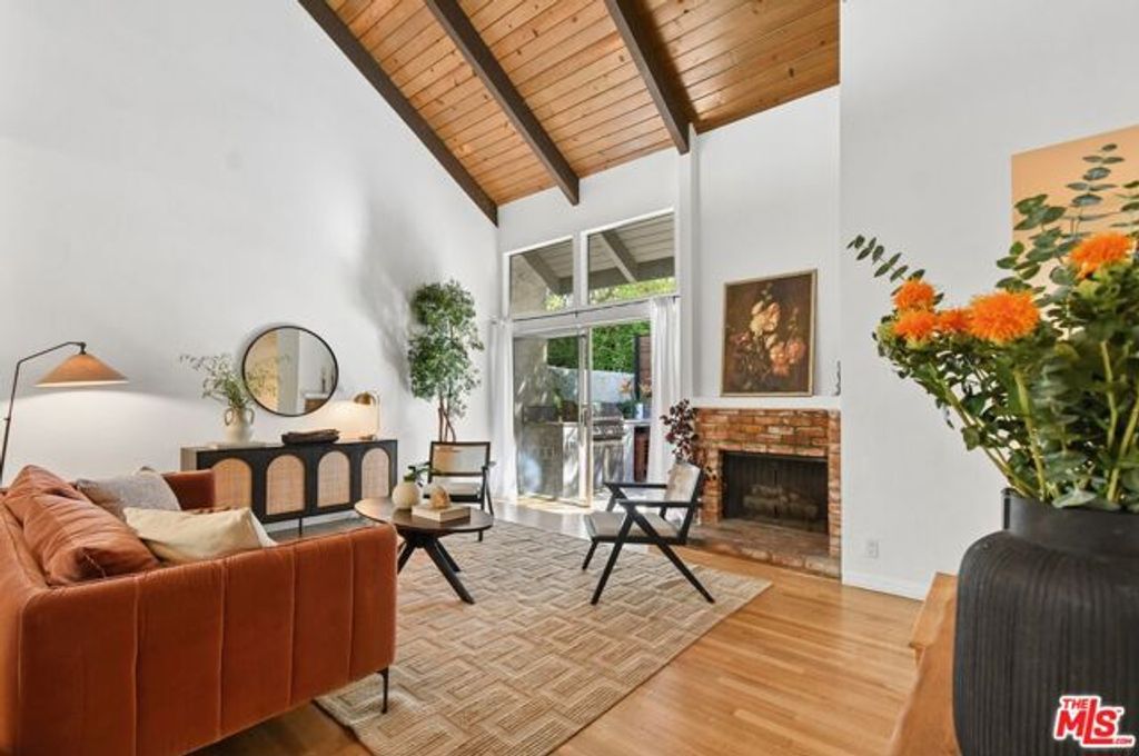 4241 Colfax Avenue J, Los Angeles, CA 91604
