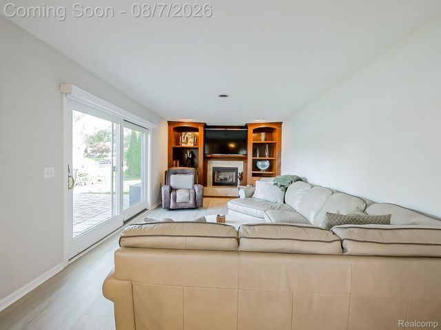 4977 Wavewood Drive, Commerce Charter Township, MI 48382