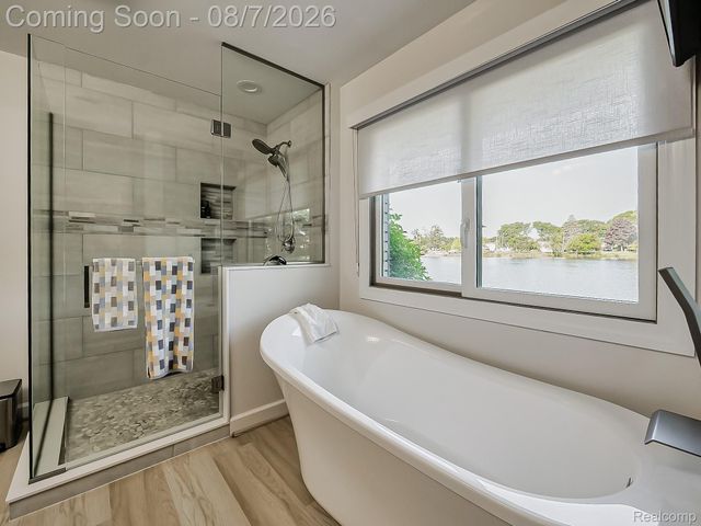 4977 Wavewood Drive, Commerce Charter Township, MI 48382
