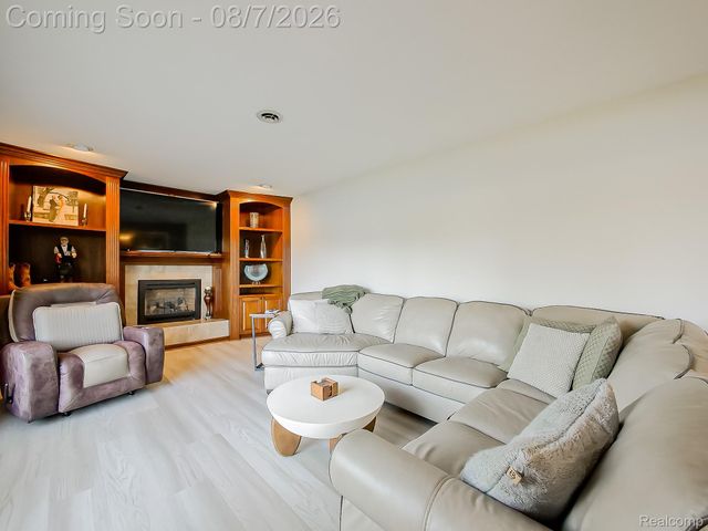 4977 Wavewood Drive, Commerce Charter Township, MI 48382