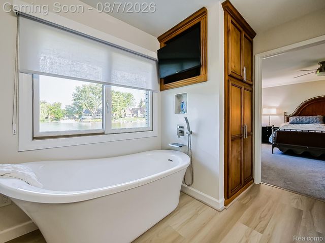4977 Wavewood Drive, Commerce Charter Township, MI 48382