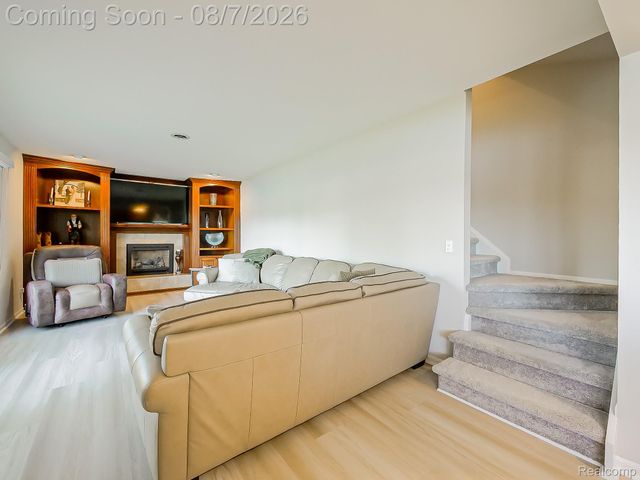 4977 Wavewood Drive, Commerce Charter Township, MI 48382