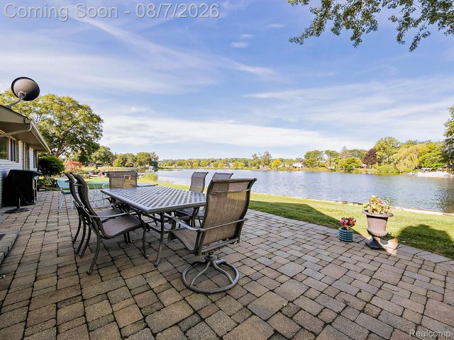 4977 Wavewood Drive, Commerce Charter Township, MI 48382