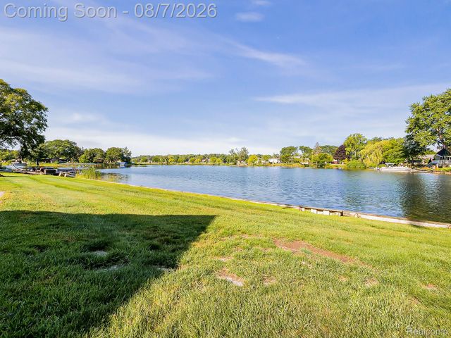 4977 Wavewood Drive, Commerce Charter Township, MI 48382
