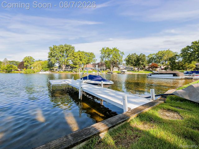 4977 Wavewood Drive, Commerce Charter Township, MI 48382