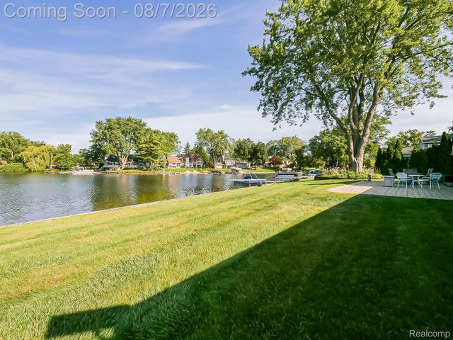 4977 Wavewood Drive, Commerce Charter Township, MI 48382