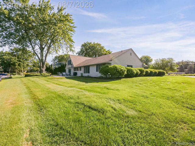 4977 Wavewood Drive, Commerce Charter Township, MI 48382
