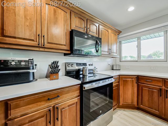 4977 Wavewood Drive, Commerce Charter Township, MI 48382