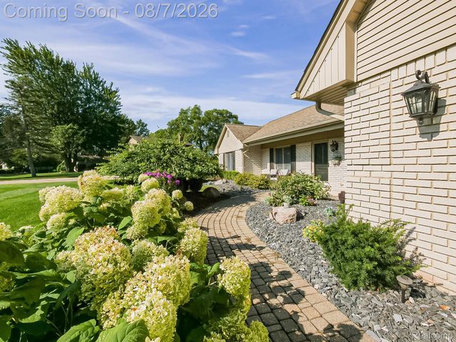 4977 Wavewood Drive, Commerce Charter Township, MI 48382