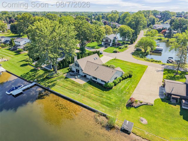 4977 Wavewood Drive, Commerce Charter Township, MI 48382