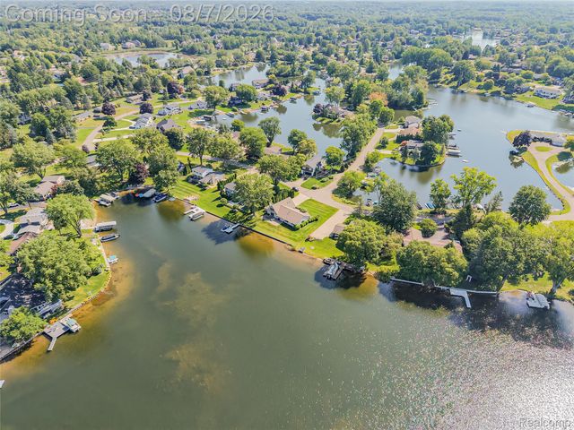 4977 Wavewood Drive, Commerce Charter Township, MI 48382
