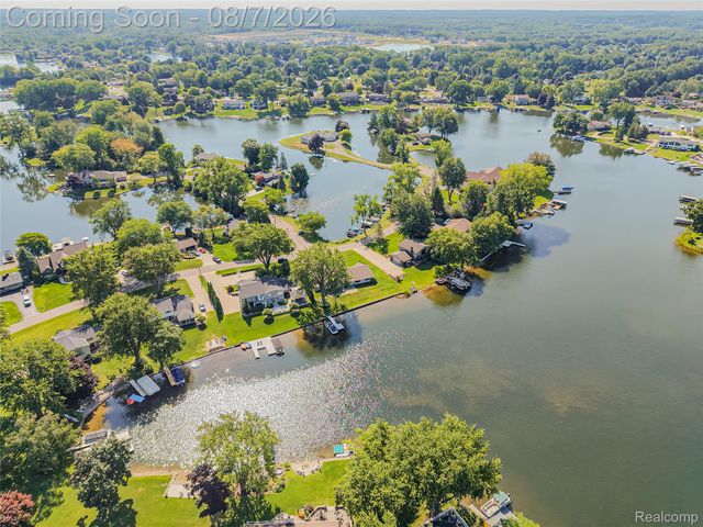4977 Wavewood Drive, Commerce Charter Township, MI 48382