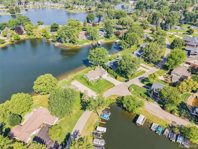 4977 Wavewood Drive, Commerce Charter Township, MI 48382