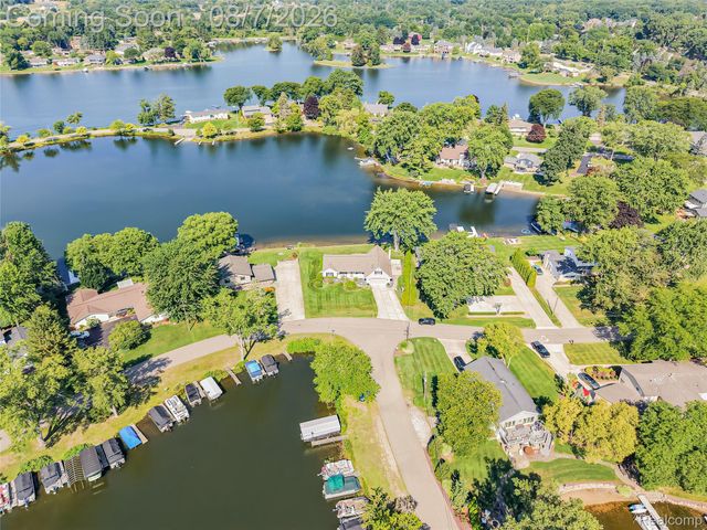 4977 Wavewood Drive, Commerce Charter Township, MI 48382