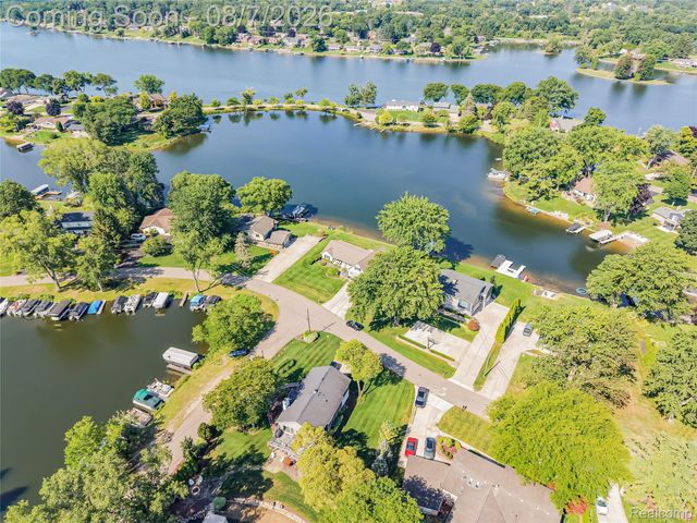 4977 Wavewood Drive, Commerce Charter Township, MI 48382