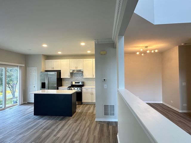 756 PANORAMA Court 756, Aurora, IL 60502