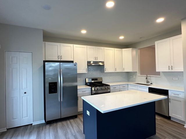 756 PANORAMA Court 756, Aurora, IL 60502