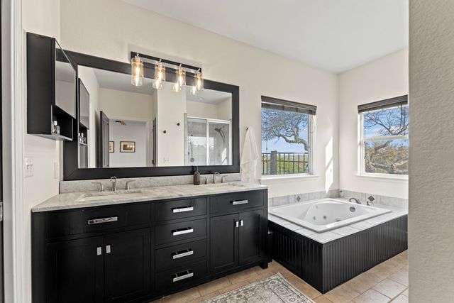 608 Oak Hollow Dr, Kerrville, TX 78028