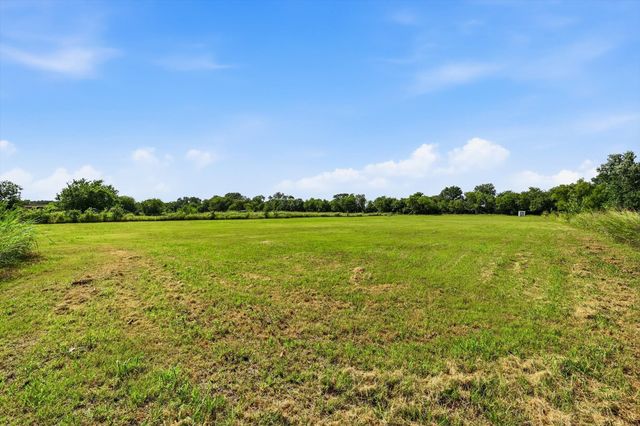5894 Stone Creek Drive, Sanger, TX 76266