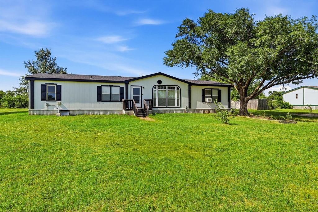 5894 Stone Creek Drive, Sanger, TX 76266