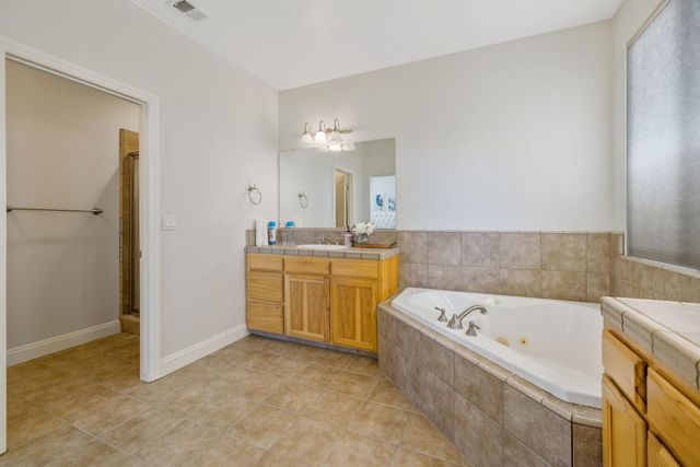 6733 W Dovewood Lane, Fresno, CA 93723