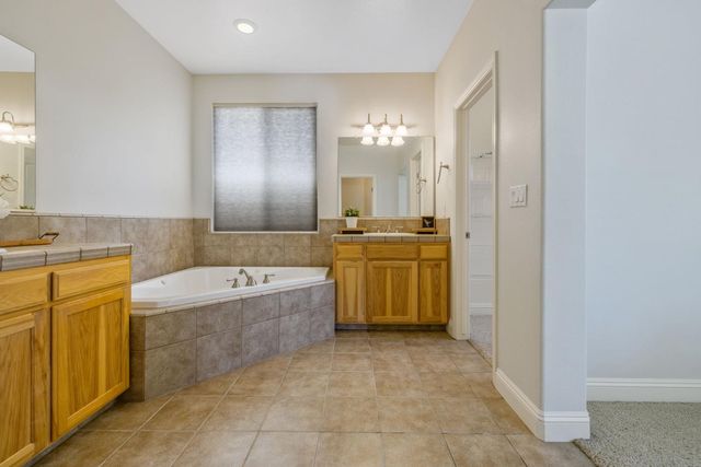6733 W Dovewood Lane, Fresno, CA 93723