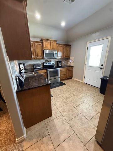 8041 Waters Edge Way, Oklahoma City, OK 73135