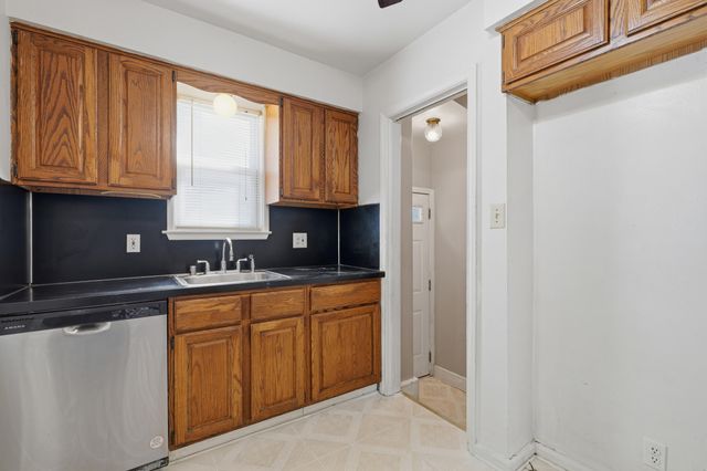 2950 Mckinley Street, Dearborn, MI 48124