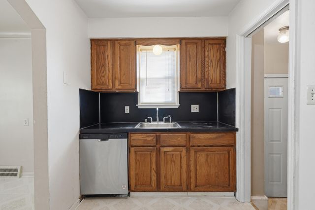 2950 Mckinley Street, Dearborn, MI 48124