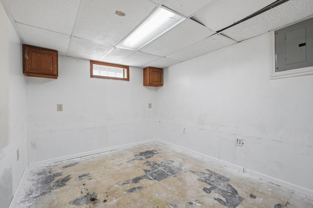 2950 Mckinley Street, Dearborn, MI 48124