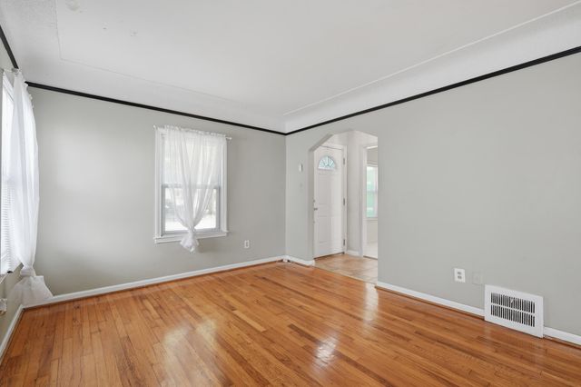 2950 Mckinley Street, Dearborn, MI 48124