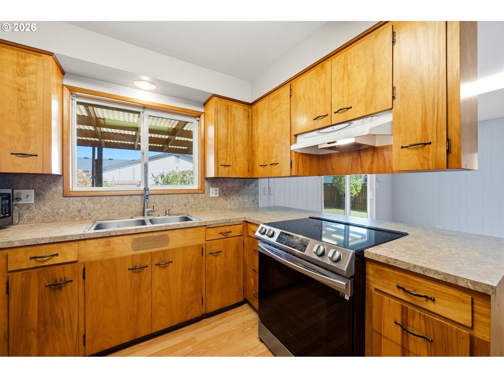 Image 16 of property listing at 2608 Ne IRVINE St, Mc Minnville, OR 97128