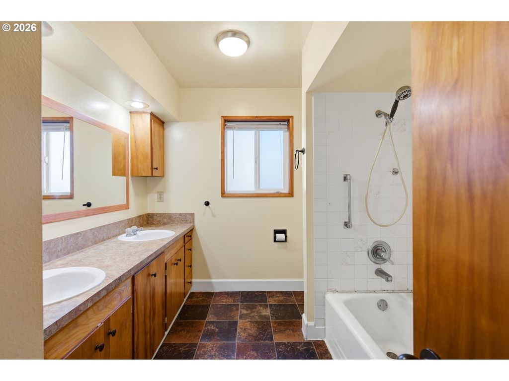 Image 28 of property listing at 2608 Ne IRVINE St, Mc Minnville, OR 97128