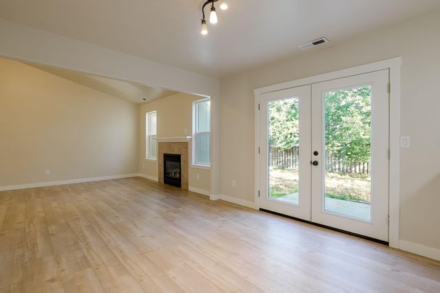 3425 SW Juniper Avenue, Redmond, OR 97756