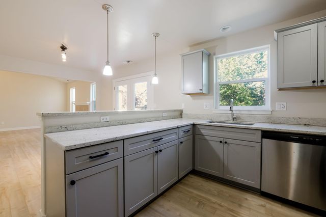 3425 SW Juniper Avenue, Redmond, OR 97756